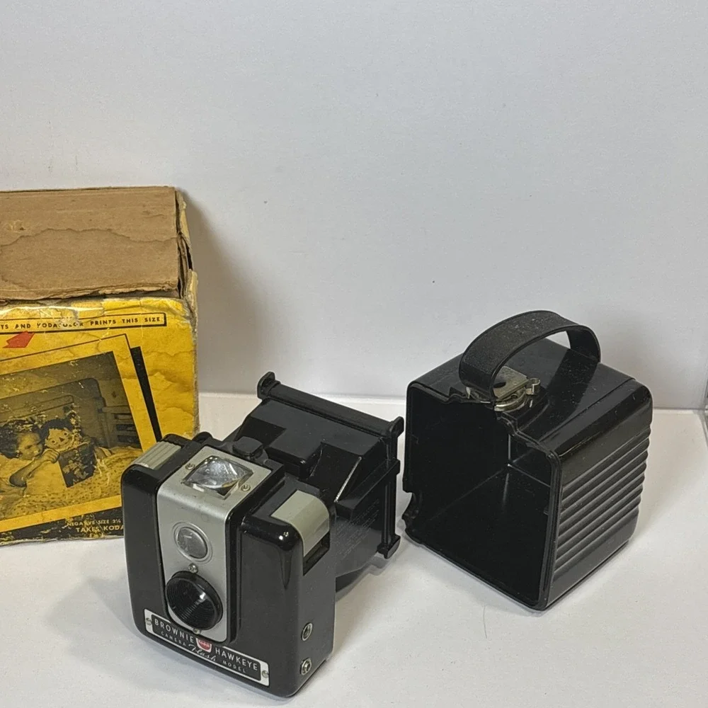 VINTAGE 1950s Kodak Brownie HAWKEYE CAMERA w/original Box. Not Tested